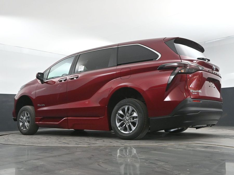 New 2025 Toyota Sienna Hybrid XLE Base - BraunAbility Side Entry Entry Fold Out Automatic Ramp