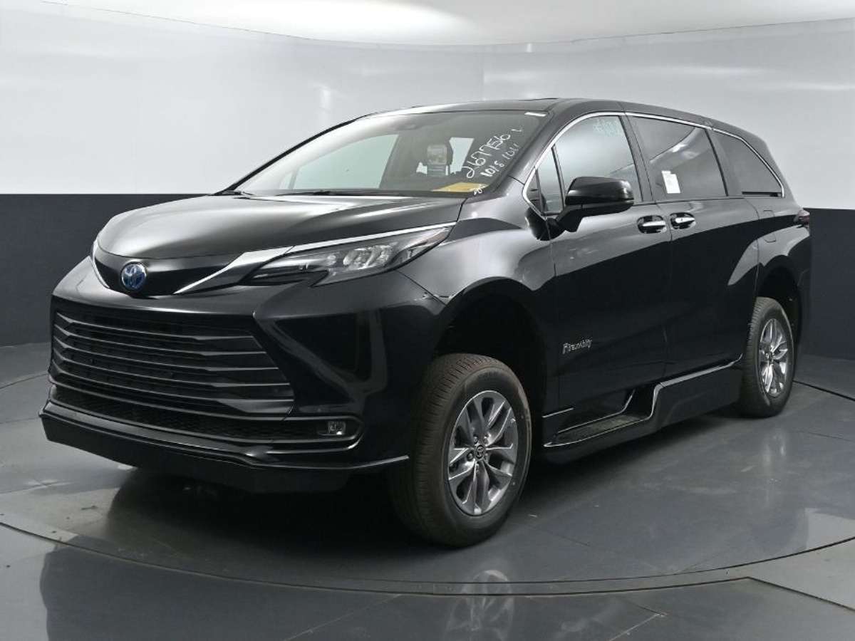 Black Toyota Sienna image number 3