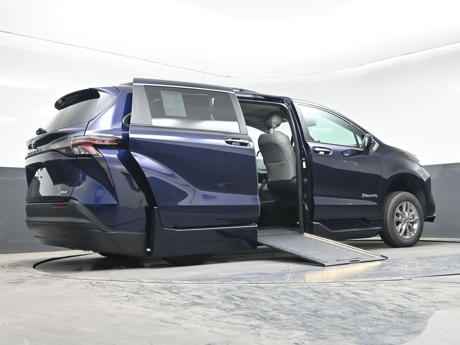 Blue Toyota Sienna image number 21