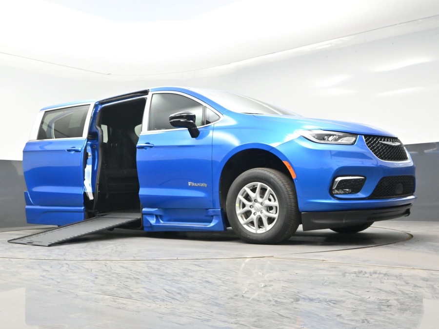 Blue Chrysler Pacifica image number 15