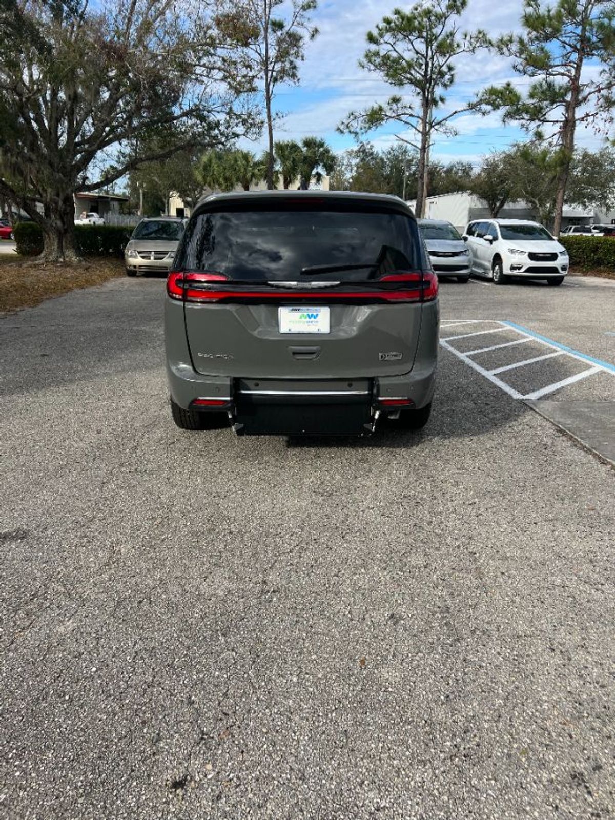 Grey Chrysler Pacifica image number 3