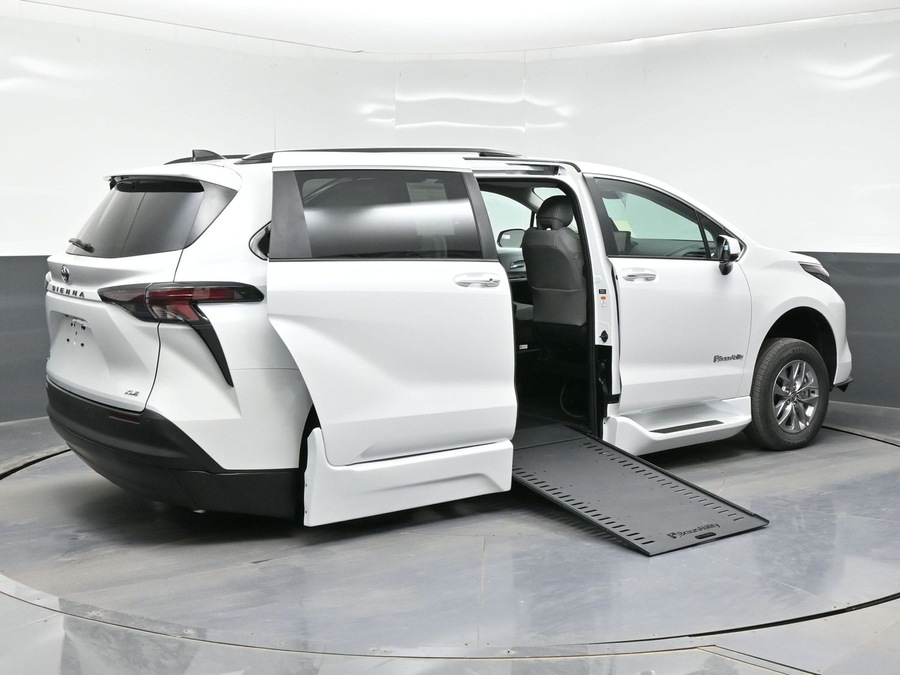 White Toyota Sienna image number 6