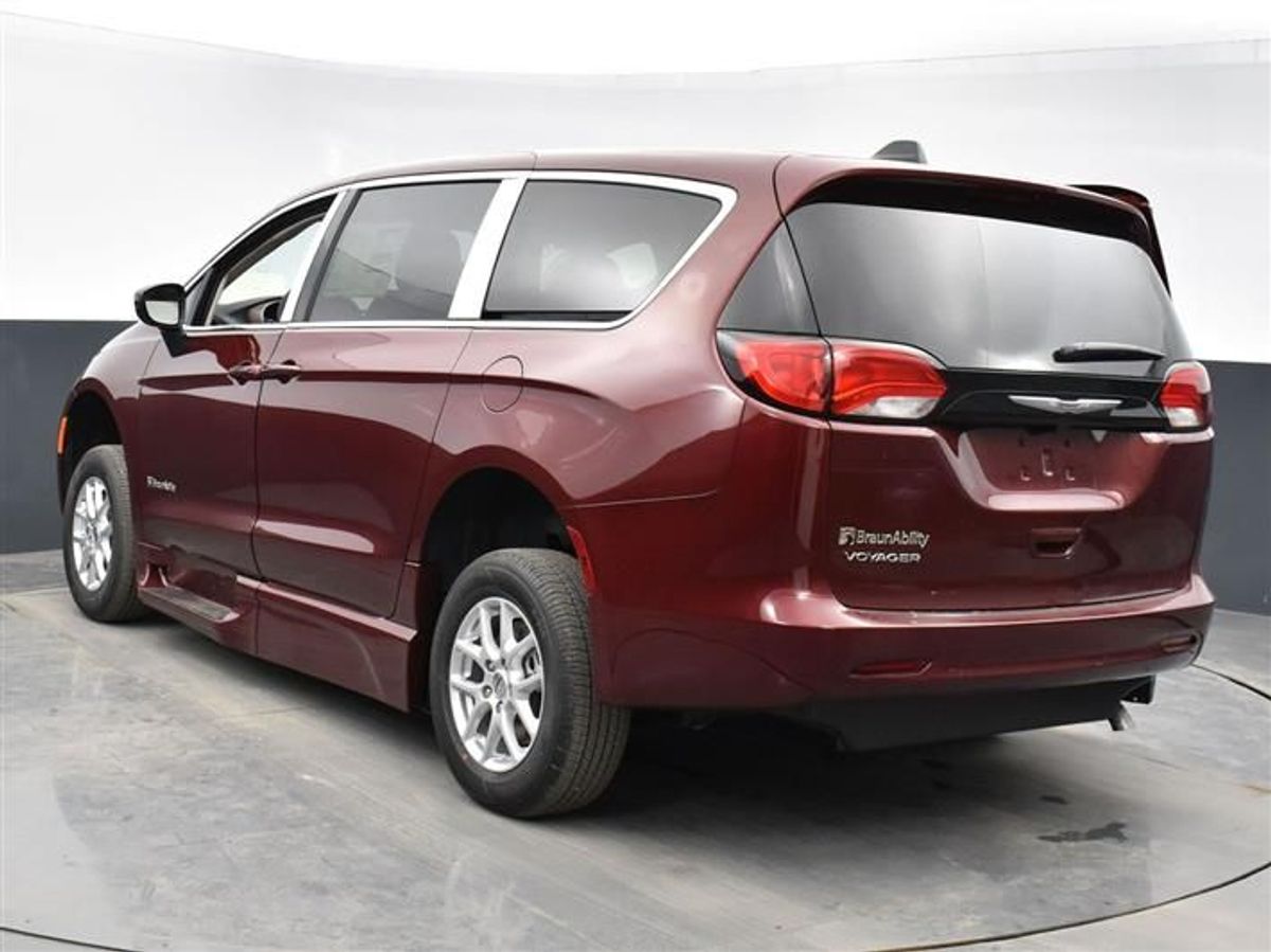 Red Chrysler Voyager image number 14