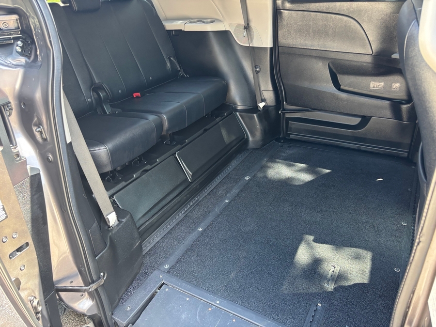 Used 2016 Toyota Sienna SE - BraunAbility Side Entry In Floor Automatic Ramp