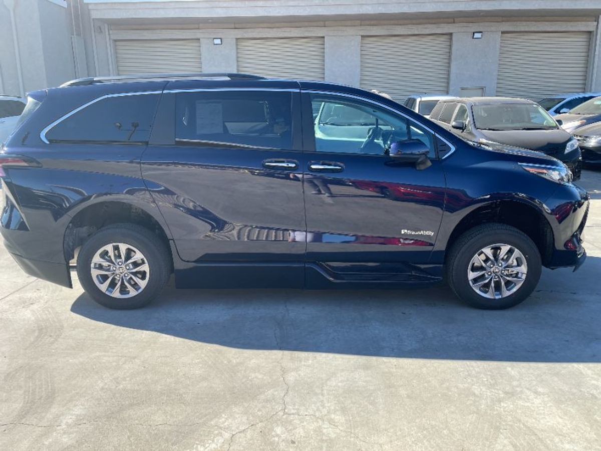 2025 Toyota Sienna XLE's photo
