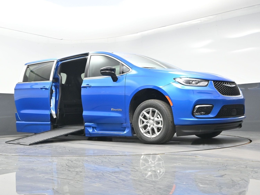 Blue Chrysler Pacifica image number 15