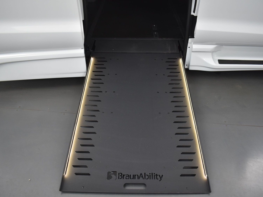New 2025 Chrysler Pacifica Select Safety - BraunAbility Side Entry Entry In Floor Automatic Ramp