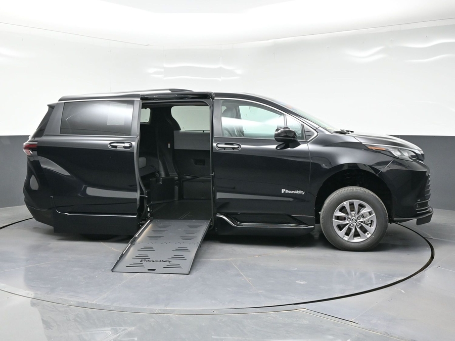 2026 Toyota Sienna XLE 7-Passenger Hybrid FWD's photo