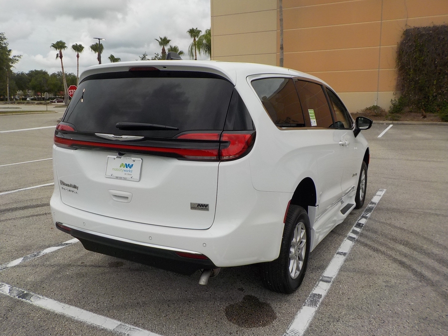 White Chrysler Pacifica image number 6