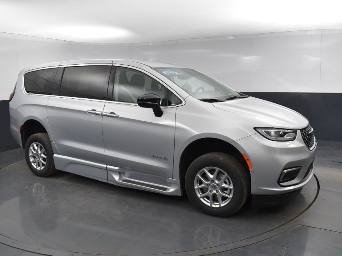 Silver Chrysler Pacifica image number 8