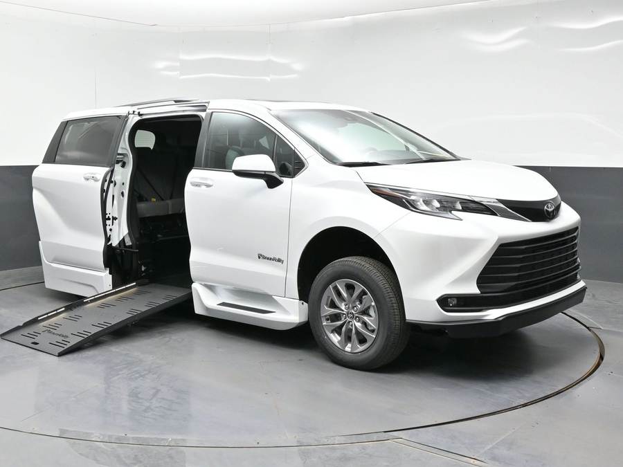 New 2026 Toyota Sienna Hybrid XLE Base - BraunAbility Side Entry Entry Fold Out Automatic Ramp