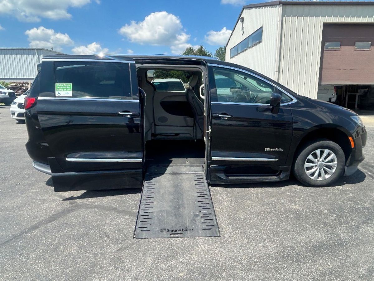 2018 Chrysler Pacifica Touring L's photo