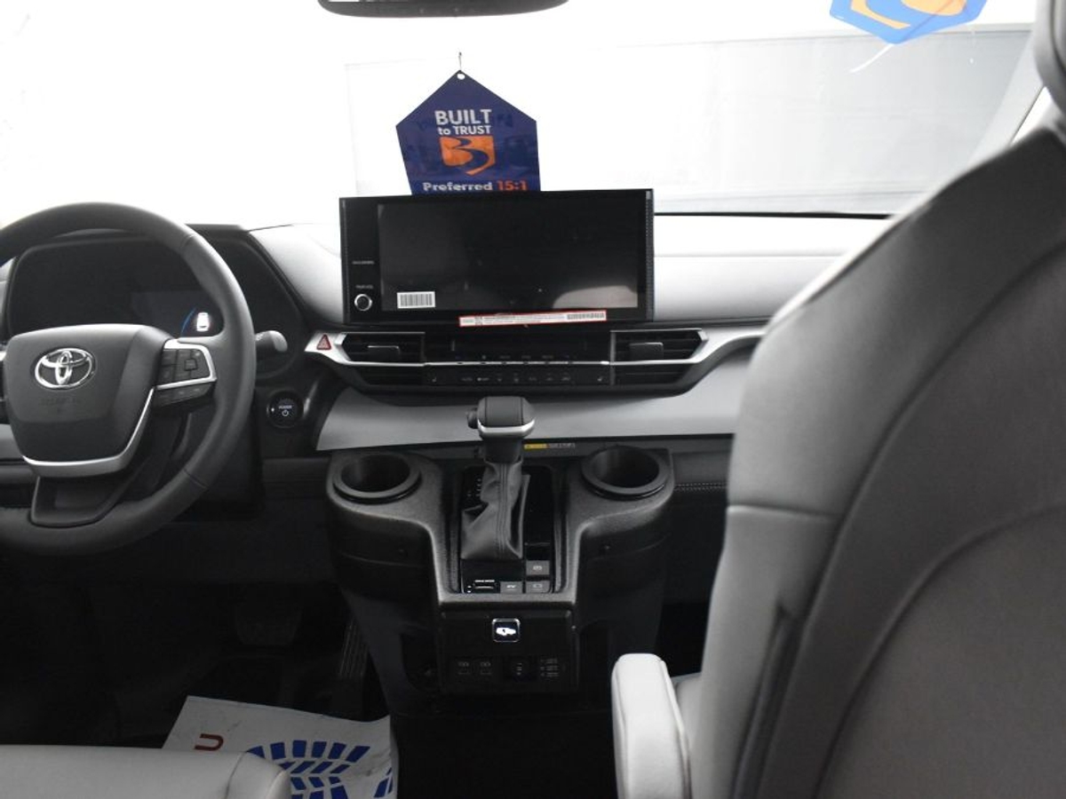 Grey Toyota Sienna image number 24