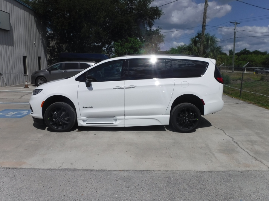 White Chrysler Pacifica image number 4