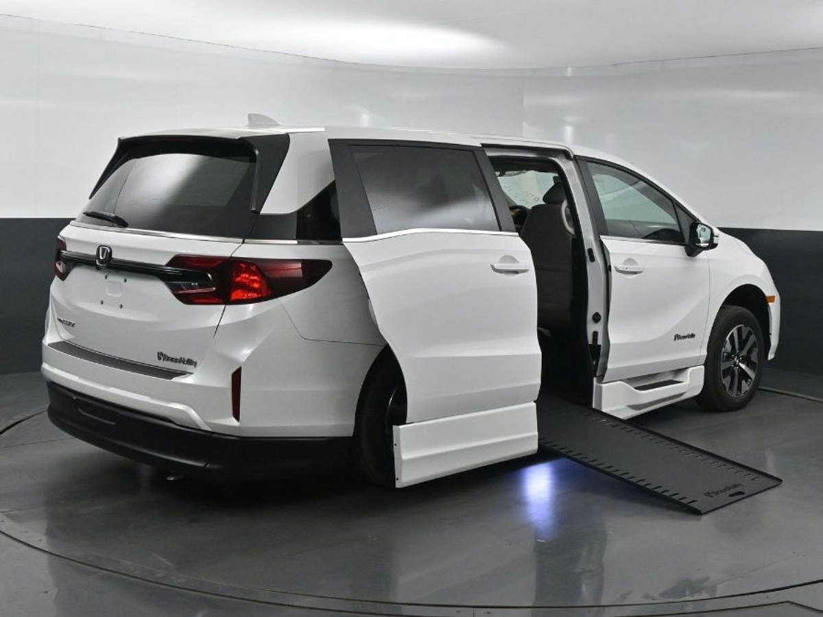 White Honda Odyssey image number 6