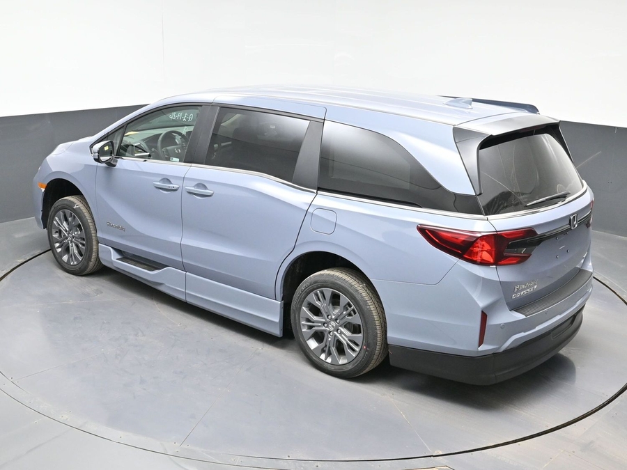 Grey Honda Odyssey image number 23