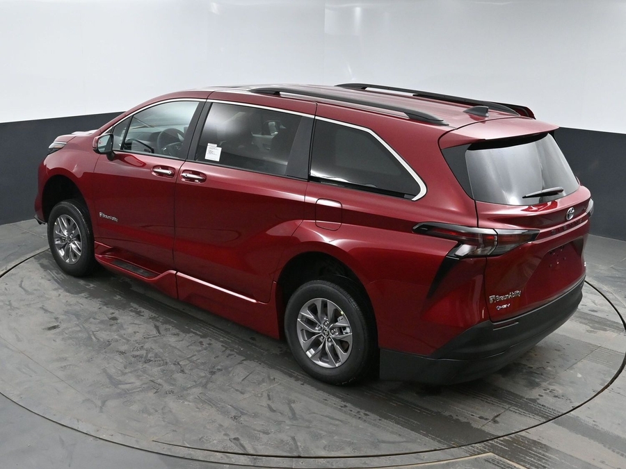 New 2025 Toyota Sienna Hybrid XLE Plus - BraunAbility Side Entry Entry Fold Out Automatic Ramp