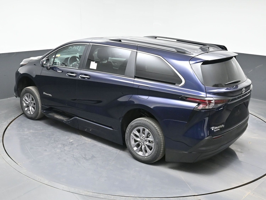 New 2026 Toyota Sienna Hybrid XLE Base - BraunAbility Side Entry Entry Fold Out Automatic Ramp
