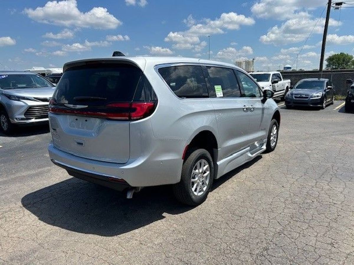 Silver Chrysler Pacifica image number 3