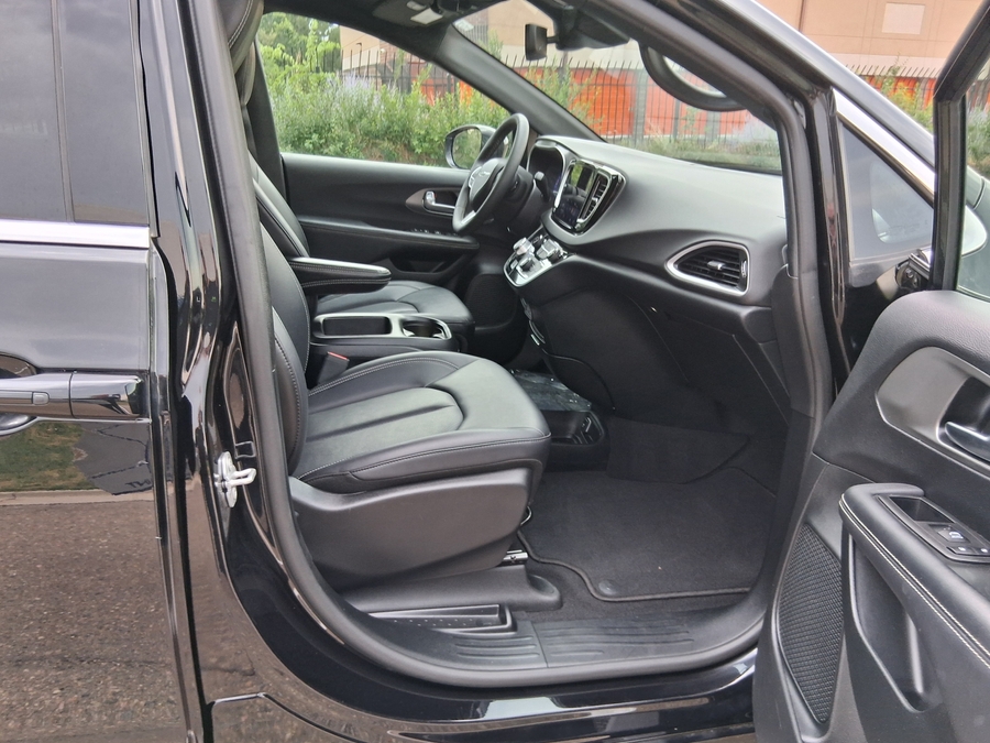 Black Chrysler Pacifica image number 4