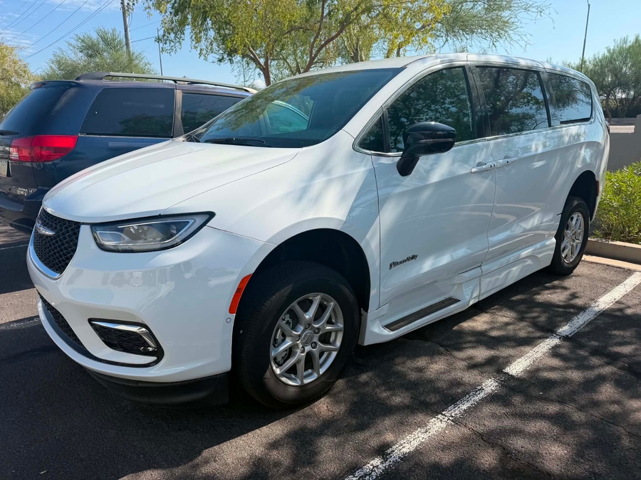 Used 2025 Chrysler Pacifica Select Safety - BraunAbility Side Entry In Floor Automatic Ramp