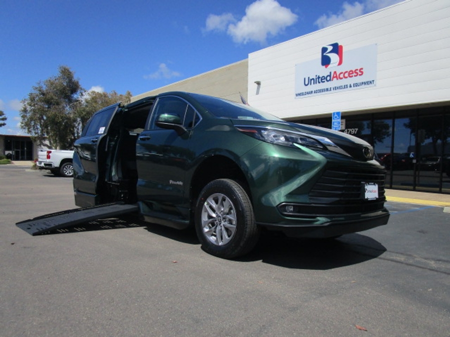 New 2026 Toyota Sienna Hybrid XLE Base - BraunAbility Side Entry Entry Fold Out Automatic Ramp