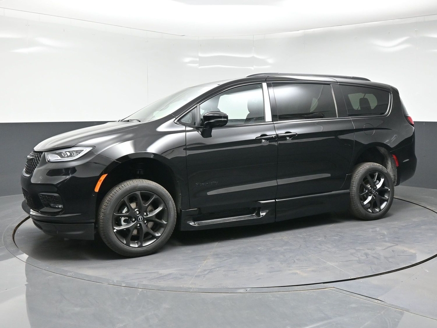 Black Chrysler Pacifica image number 2