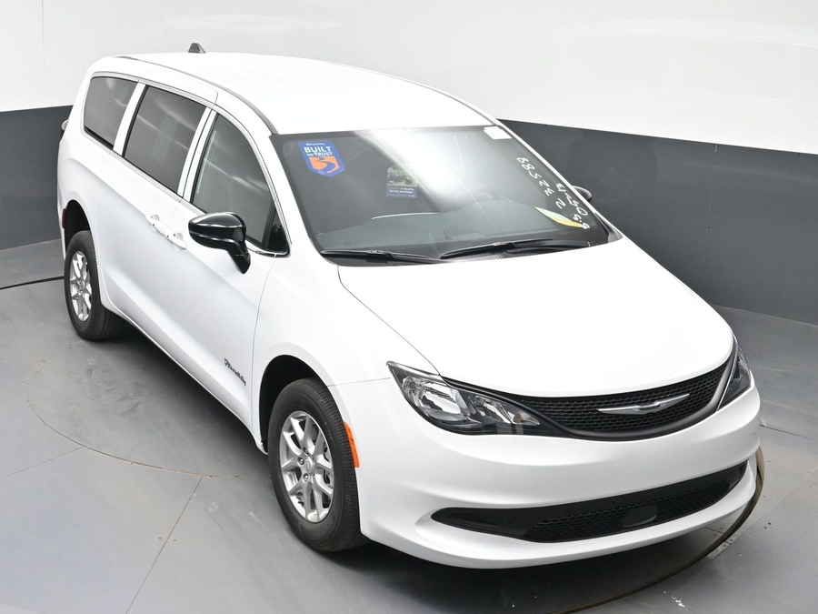 White Chrysler Voyager image number 19