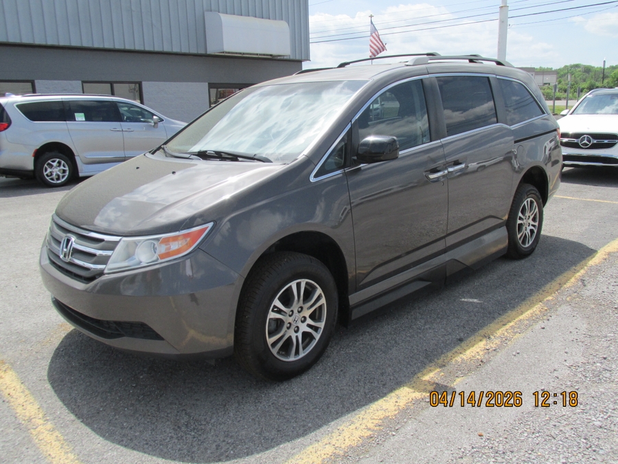 Brown Honda Odyssey image number 4