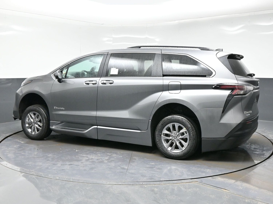 Grey Toyota Sienna image number 3