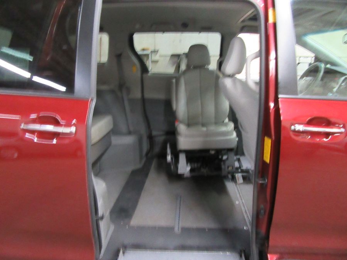2014 TOYOTA SIENNA - Image 5