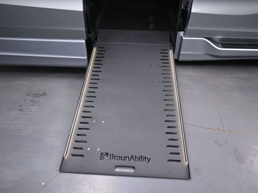 Silver Honda Odyssey image number 7