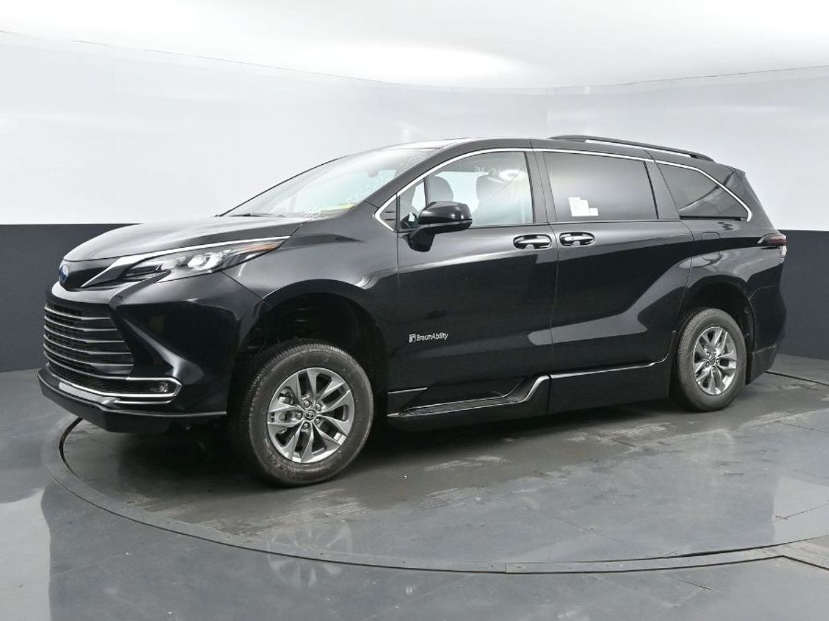 Black Toyota Sienna image number 20