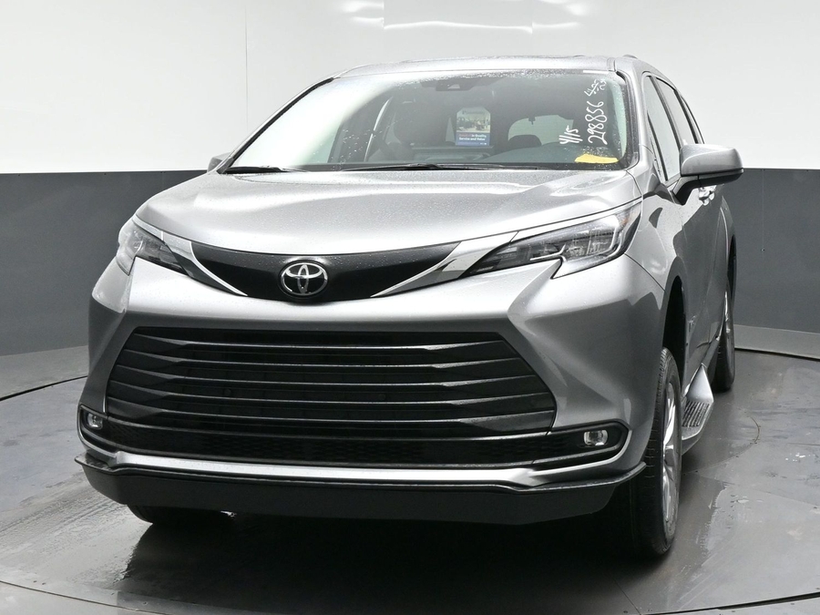 Grey Toyota Sienna image number 10