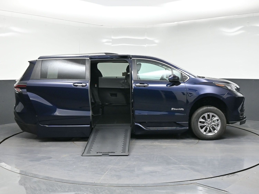 2026 Toyota Sienna XLE - Photo 16
