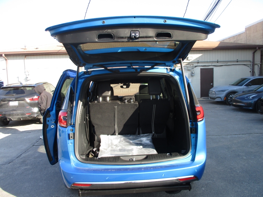 Blue Chrysler Pacifica image number 9