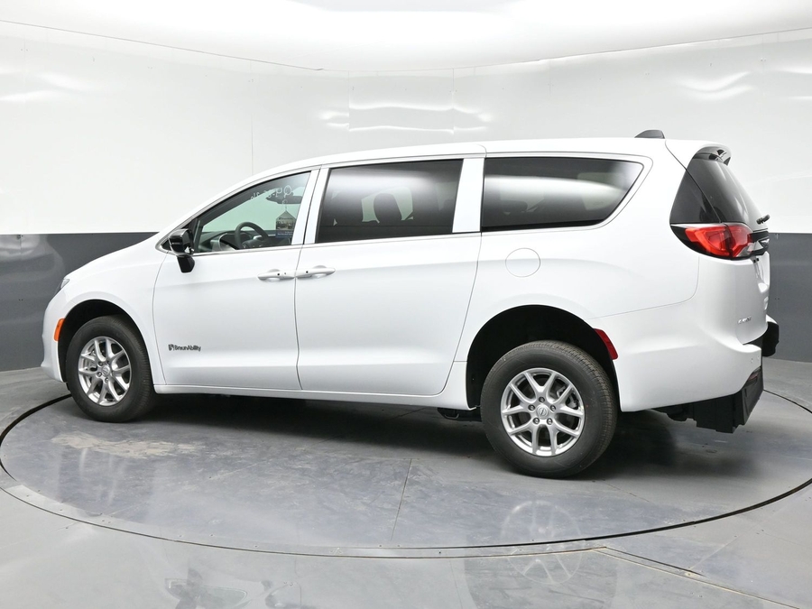White Chrysler Voyager image number 3