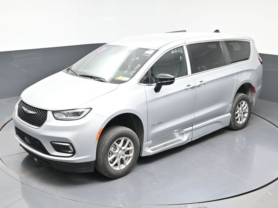 Silver Chrysler Pacifica image number 20