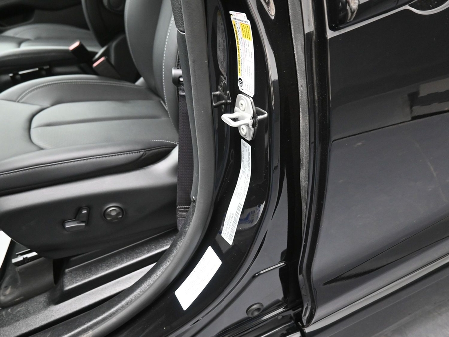 Black Chrysler Pacifica image number 16