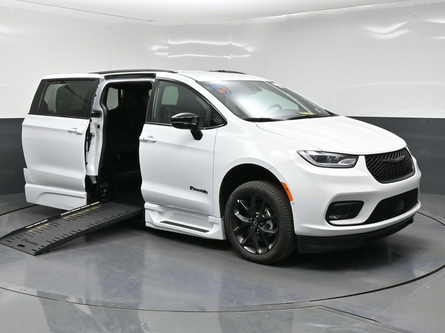 New 2026 Chrysler Pacifica Select Sport - BraunAbility Side Entry Fold Out Automatic Ramp