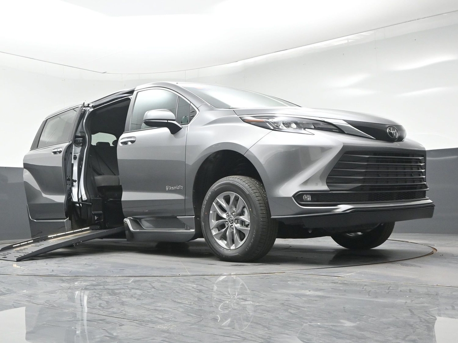 New 2026 Toyota Sienna Hybrid XLE Add - BraunAbility Side Entry Fold Out Automatic Ramp