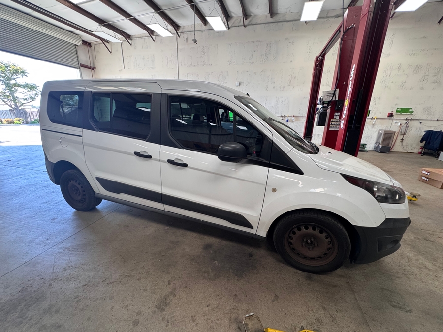 White Ford Transit Connect image number 3