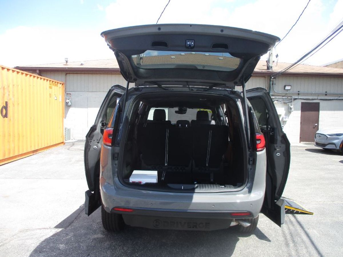 Grey Chrysler Pacifica image number 10