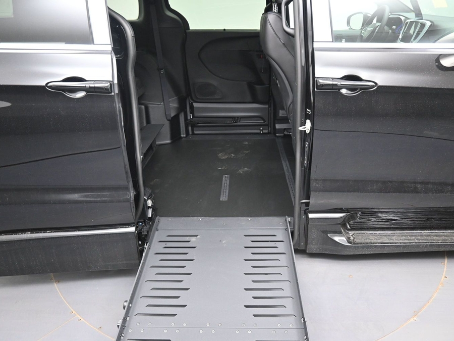Black Chrysler Pacifica image number 8