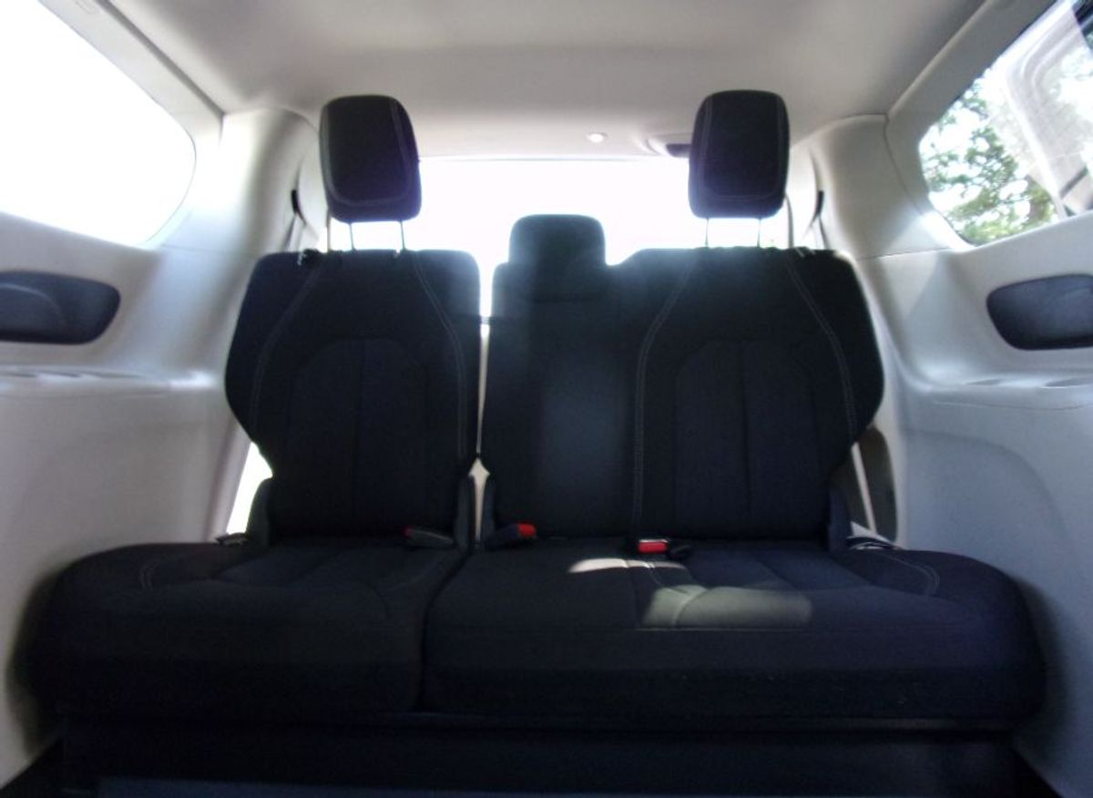 Black Chrysler Voyager image number 15