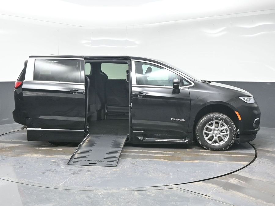 Black Chrysler Pacifica image number 4