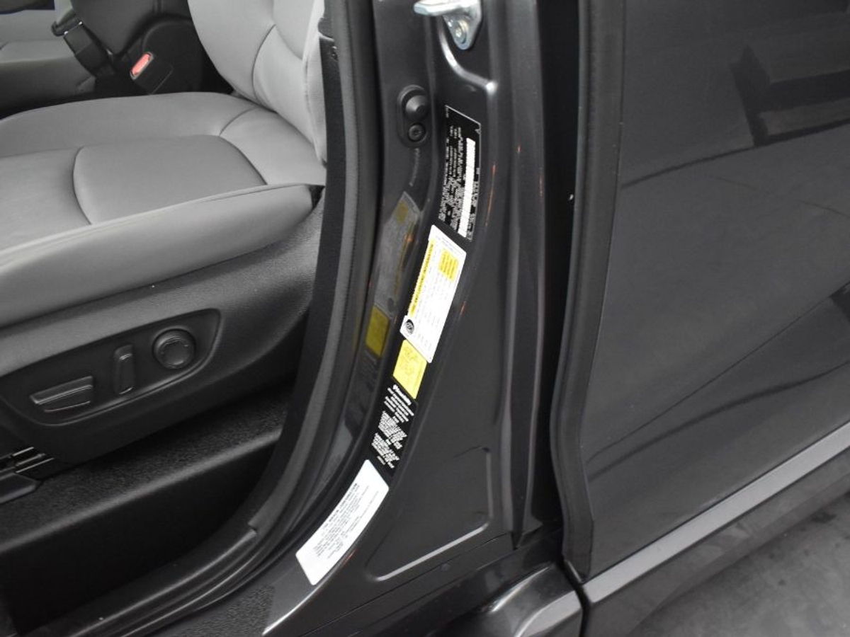 Grey Toyota Sienna image number 10