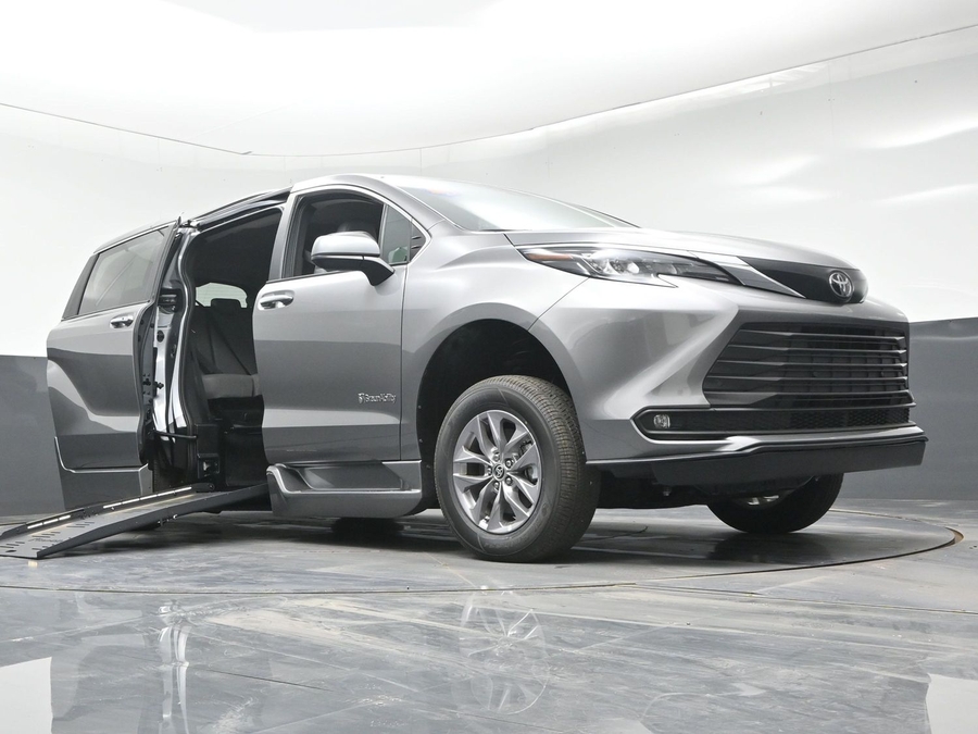 Grey Toyota Sienna image number 16