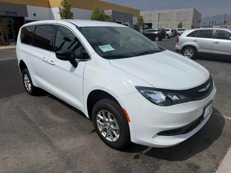 White Chrysler Voyager image number 4