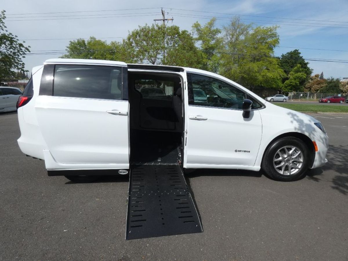 2024 CHRYSLER VOYAGER - Image 10